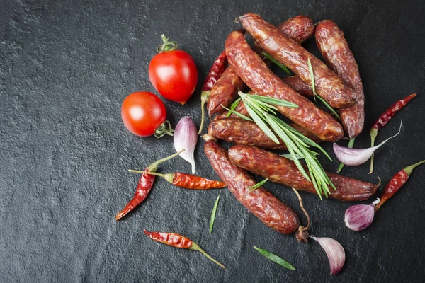 Biberiye Biberiye Domates Sarımsak Ile Füme Sosis Siyah Bir Arka — Stok fotoğraf