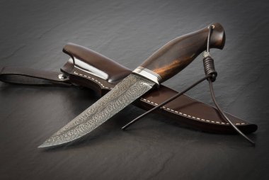 Siyah arka planda el yapımı avcı bıçağı. Deri Kaplama El Yapımı