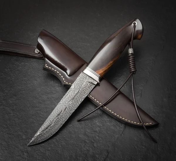 Jagdmesser Handgefertigt Auf Schwarzem Hintergrund Handgefertigte Lederscheide — Stockfoto