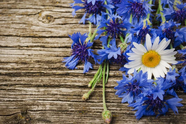 Csokor Kék Cornflowers Margarétek Közelről Egy Fából Készült Háttér — Stock Fotó