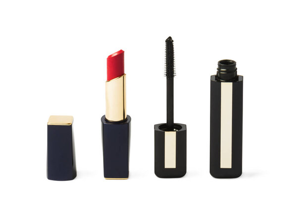 красная помада и тушь крупным планом на белом фоне
