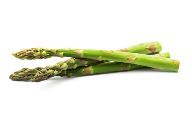 Beyaz arka planda taze yeşil kuşkonmaz