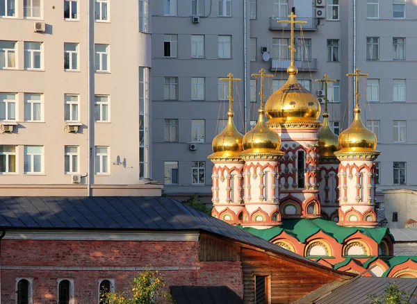 Moskova Rusya Multistorey Modern Bir Binanın Arka Plan Üzerinde Eski — Stok fotoğraf