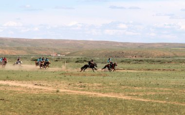 Hohhot, İç Moğolistan - 14 Temmuz 2011: Geleneksel Moğol eğlence - bozkır içinde yarış atı