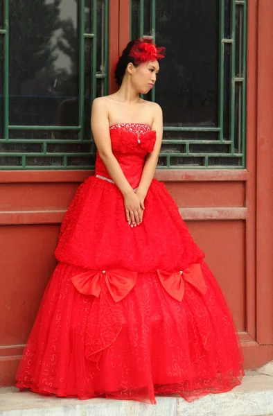 Beijing China Jul 2011 Hermosa Mujer China Elegante Vestido Rojo — Foto de Stock