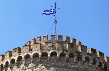 Yunan bayrağı üstüne beyaz kule, Thessaloniki, Yunanistan