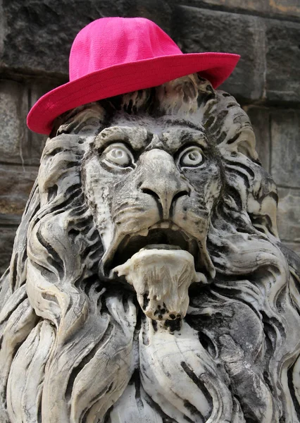 Marmur Lew Zabawny Kapelusz Różowy Starożytne Rzeźby Parku Peles Castle — Zdjęcie stockowe
