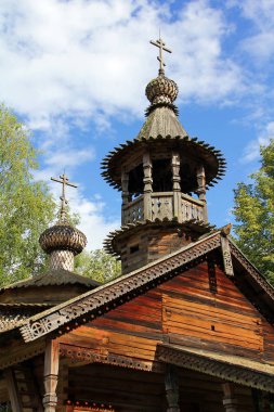 Veliky Novgorod, Rusya Federasyonu - 4 Temmuz 2018: Eski Şapeli VIII yüzyılda, Vitoslavitsy Müzesi halk ahşap Mimarlık