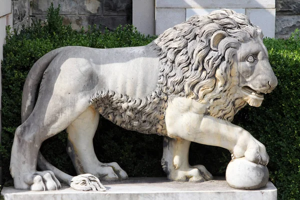 Marble Lion Ball Ancient Sculpture Park Peles Castle Sinaia Romania — Stock Photo, Image