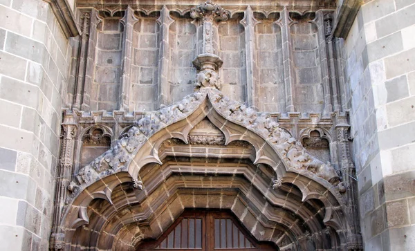 Dekoration Ovanför Huvudentrén Till Den Svarta Kyrkan Staden Brasov Rumänien — Stockfoto
