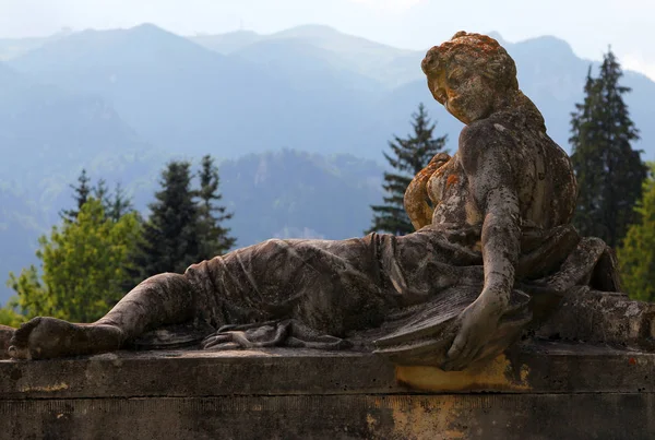 Estátua Mármore Uma Mulher Fundo Montanhas Dos Cárpatos — Fotografia de Stock