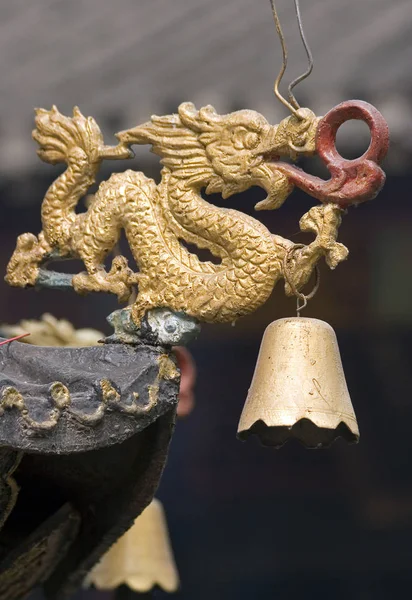寺庙屋顶上有铃铛的中国传统龙 — 图库照片