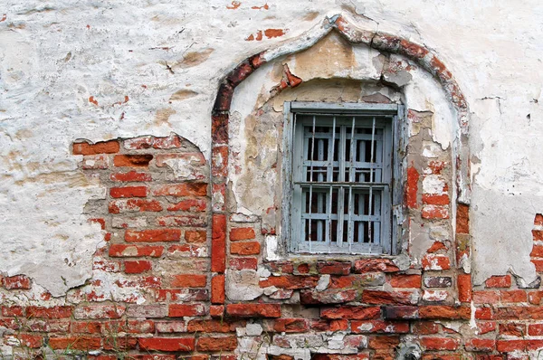 Schäbige Mauer Und Fenster Einer Alten Orthodoxen Kirche — Stockfoto