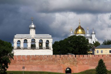 Novgorod kremlin görünümünü karanlık fırtınalı gökyüzü, Rusya bir arka plan üzerinde