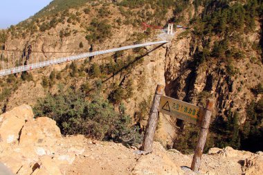 Helan dağ Suyukou National Forest Park, Ningxia Eyaleti, Çin abyss üzerinde köprü