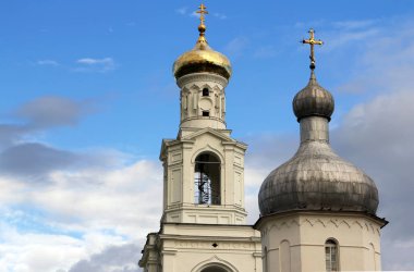 Büyük Novgorod (Novgorod Veliky), Rusya 'daki Aziz George Manastırı' nın çan kulesi.