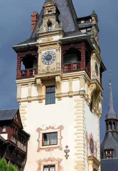 Hodinová věž hradu Peles na pozadí temné bouřlivé nebe, Sinaia, Rumunsko — Stock fotografie