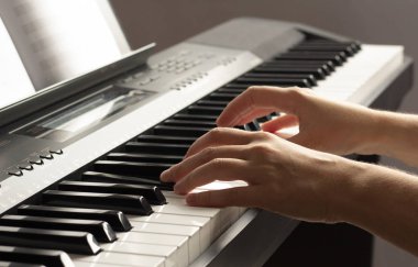 Piyanistin elleri piyano klavyesinde 