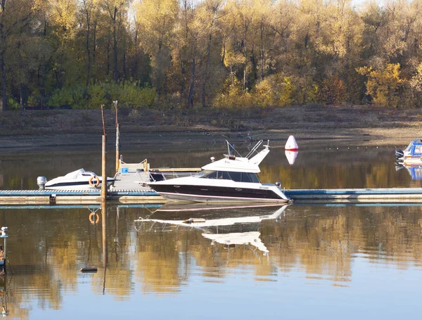 Derin nehirlerin arasında beyaz bir yat 