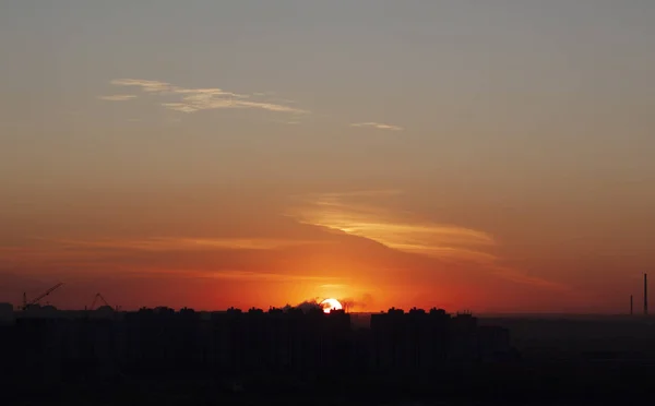 Sonbahar şehrinde kızıl gün batımı 