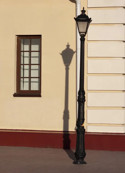 Bej ön cephede siyah klasik sokak lambası