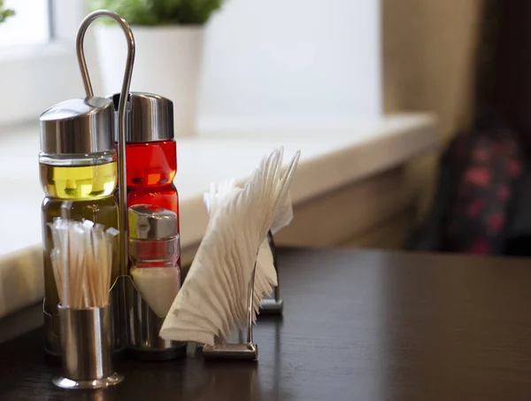 Zeytin yağı ve balzamik sirkeli birkaç sürahi. 