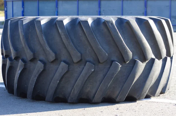 Ein Großes Gummirad Für Traktor — Stockfoto