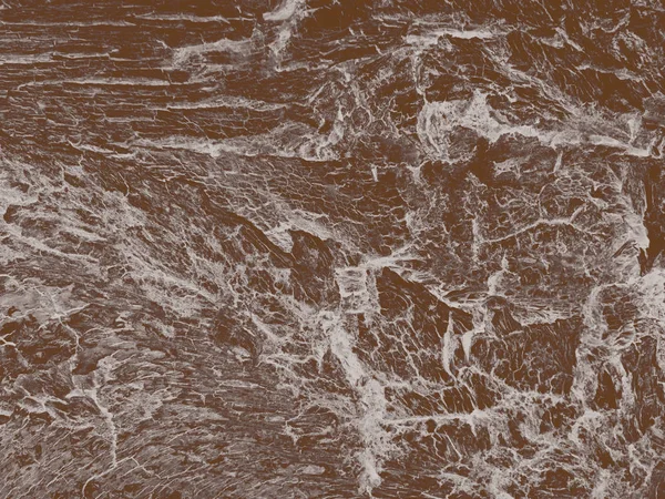 Karanlık bir nehirde köpüklü gelgit