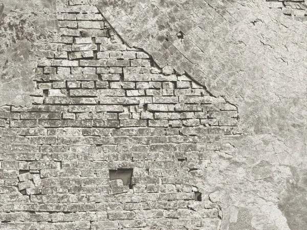 Dışarıda eski gri tuğla duvar var. 