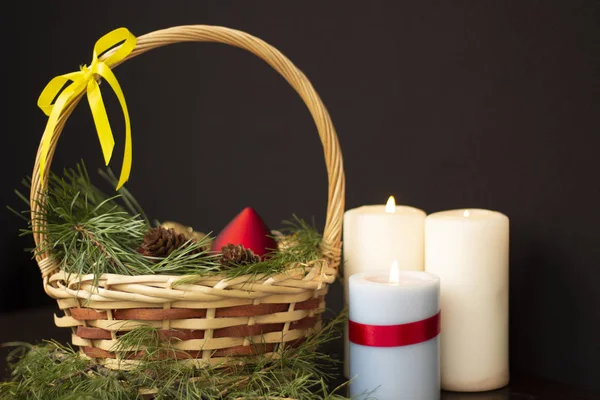 Çam kozalaklı Noel sepeti ve kutlama süslemeleri.