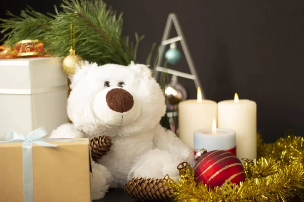 Noel süslemeleri arasında kozalaklı beyaz ayı 