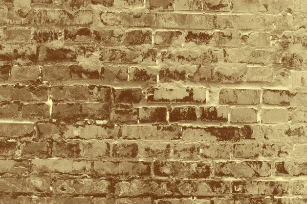 Dışarıdaki alışılmadık yüksek tuğla duvar.