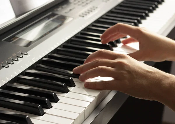 Piyanistin elleri piyano klavyesinde 
