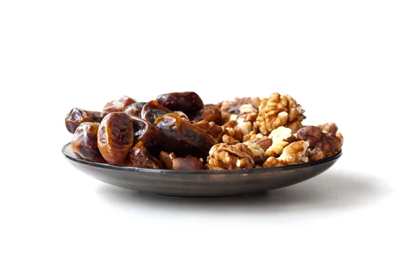 Bir fincan tabağında cevizli tarihler