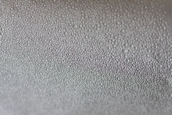 Gümüş arka plan üzerinde su damlaları