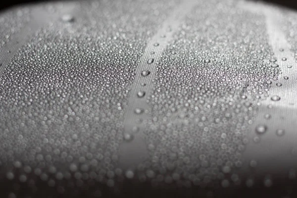 Metal arka planda temiz su damlaları