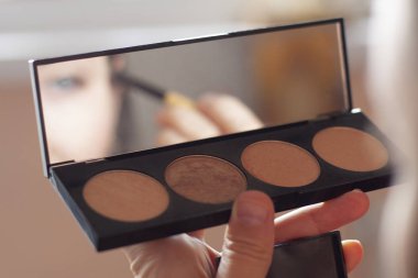 Parıldayan fosforlu kalemlerin paletiyle makyaj