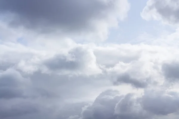 gökyüzünde koca bulutlar