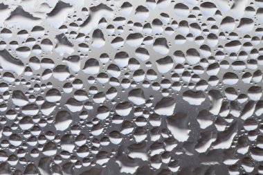 Pencereye büyük yağmur damlaları düşer