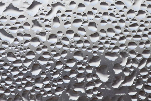 Pencereye büyük yağmur damlaları düşer