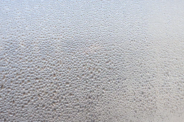 Kristal pencereye su damlatıyor.