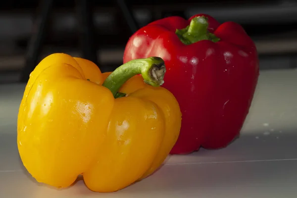 Sulu taze ıslak kırmızı ve sarı biberler