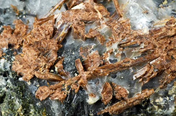 Scherbakovite är ett skört mineral som finns i nefelinsyeniter — Stockfoto