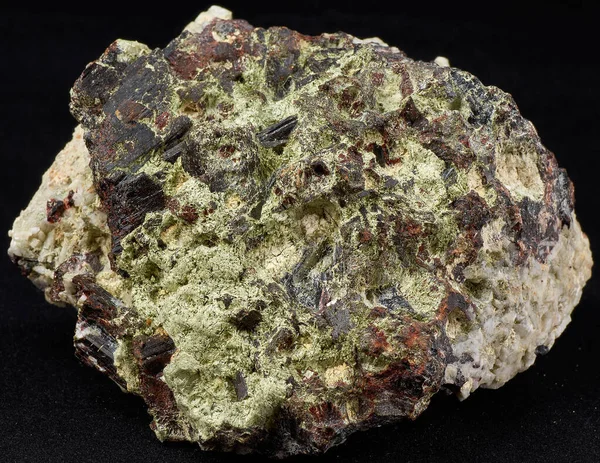 Mangan kan inte förenas. Mineralen bildar mörkröda prismatiska kristaller upp till 7 cm långa. — Stockfoto