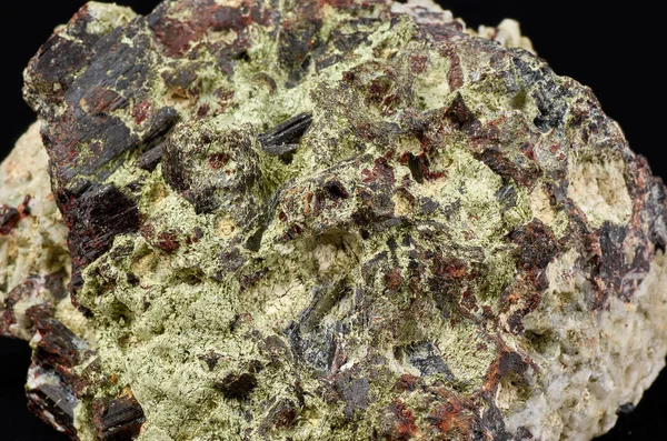 Mangan kan inte förenas. Mineralen bildar mörkröda prismatiska kristaller upp till 7 cm långa. — Stockfoto