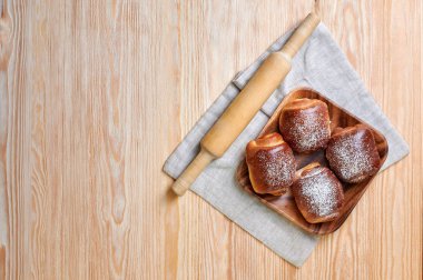 ev yapımı taze un çörekleri.