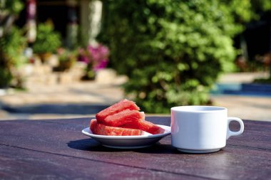 Bir fincan kahve ve karpuz