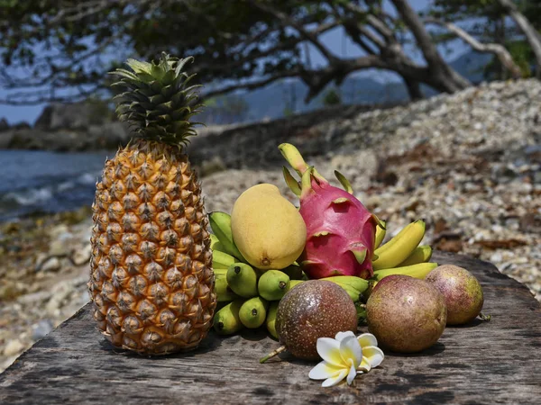 Tropiska frukter drake, mango, banan, ananas, mangostan — Stockfoto