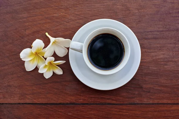 Tasse de café et fleur de magnolia — Photo
