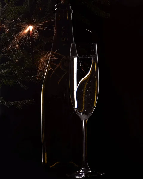 Botella Champán Frente Cristal Aislado Sobre Fondo Negro — Foto de Stock